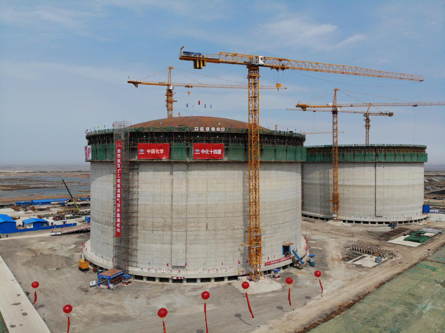 十四化建承建的連云港石化低溫罐項目16萬(wàn)m3低溫罐.jpg